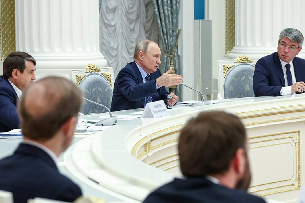 Владимир Путин в Кремле во время заседания президиума Госсовета РФ по вопросам развития общественного транспорта