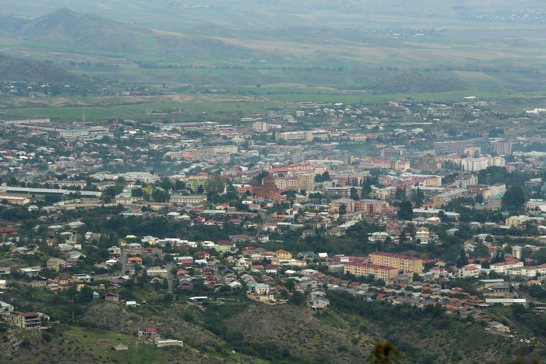 Вид на город Степанакерт в Нагорном Карабахе