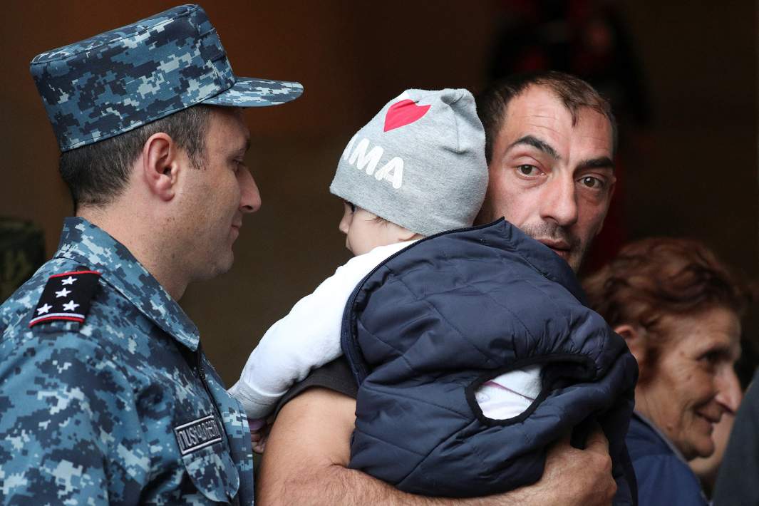  Беженцы из Нагорно-Карабахского региона прибывают в центр временного размещения в городе Горис, Армения