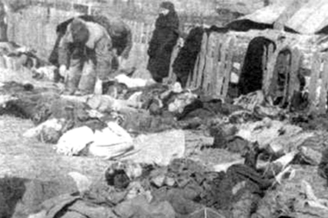 Луцкое воеводство. Свезенные на идентификацию и похороны трупы поляков — жертв резни. 26 марта 1943 года