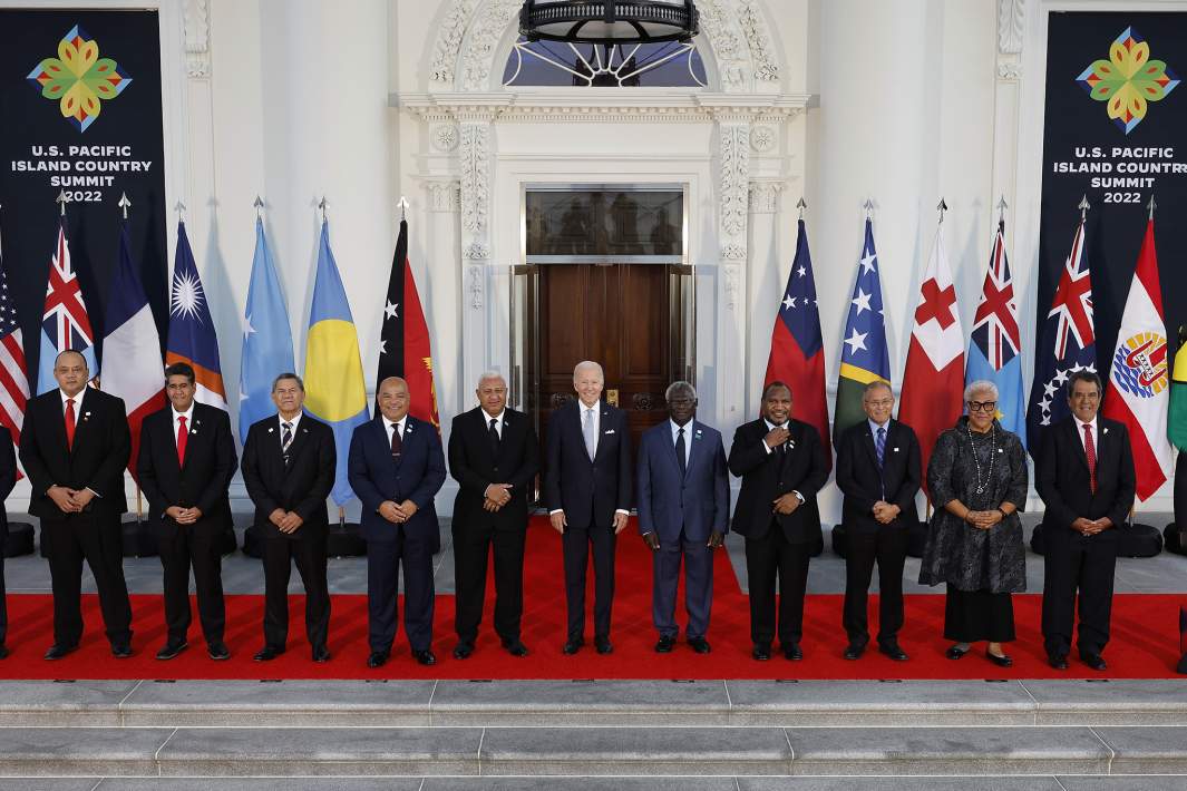 Президент США Джо Байден (в центре) и лидеры региона тихоокеанских островов позируют для фотографии на северном портике Белого дома 