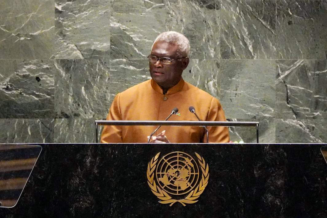 Премьер-министр Соломоновых Островов Манассия Согаваре выступает во время общих дебатов 78-й сессии Генеральной Ассамблеи Организации Объединенных Наций в штаб-квартире ООН 22 сентября 2023 года
