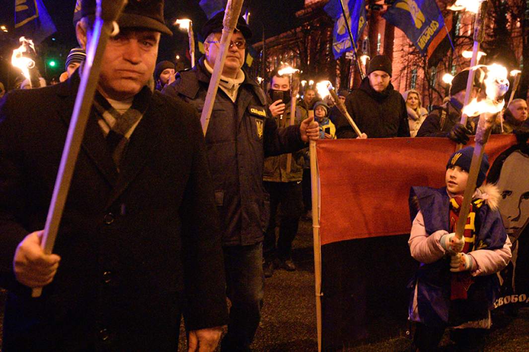 Участники факельного шествия по случаю дня рождения Степана Бандеры в центре Киева. 2022 год