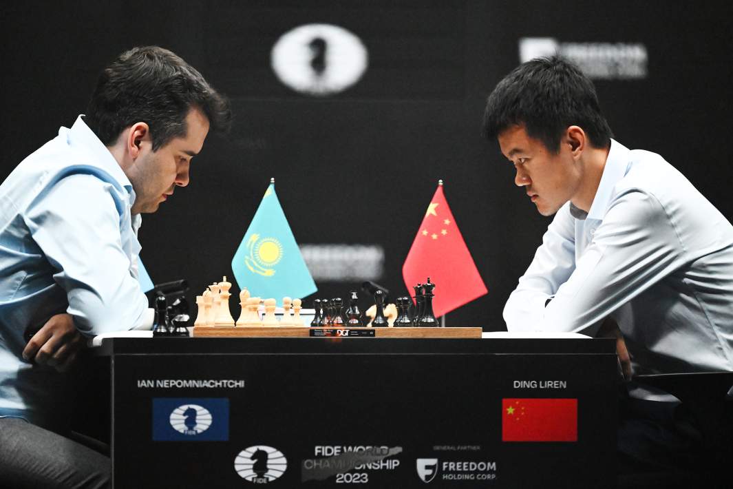  гроссмейстеры Ян Непомнящий (Россия) и Дин Лижэнь (Китай) играют партию в тай-брейке на чемпионате мира по шахматам