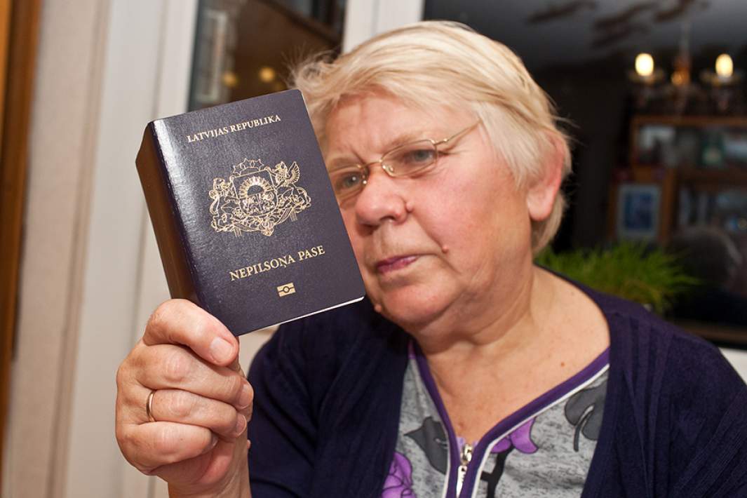 женщина с паспортом латвии