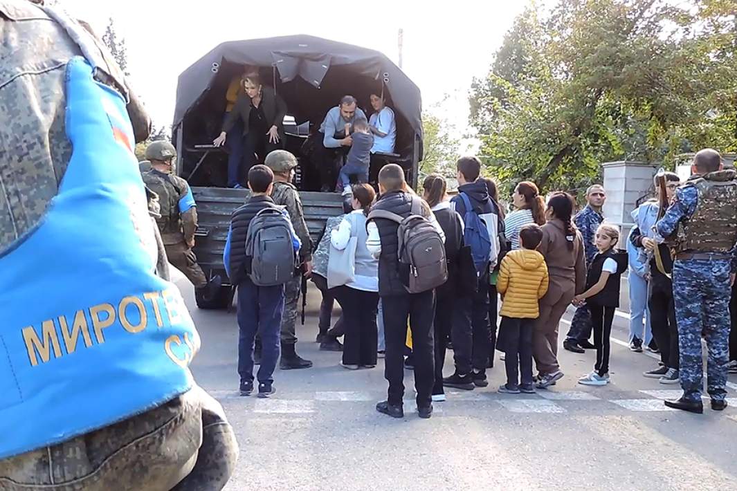 Эвакуация мирного населения Нагорного Карабаха российским миротворческим контингентом