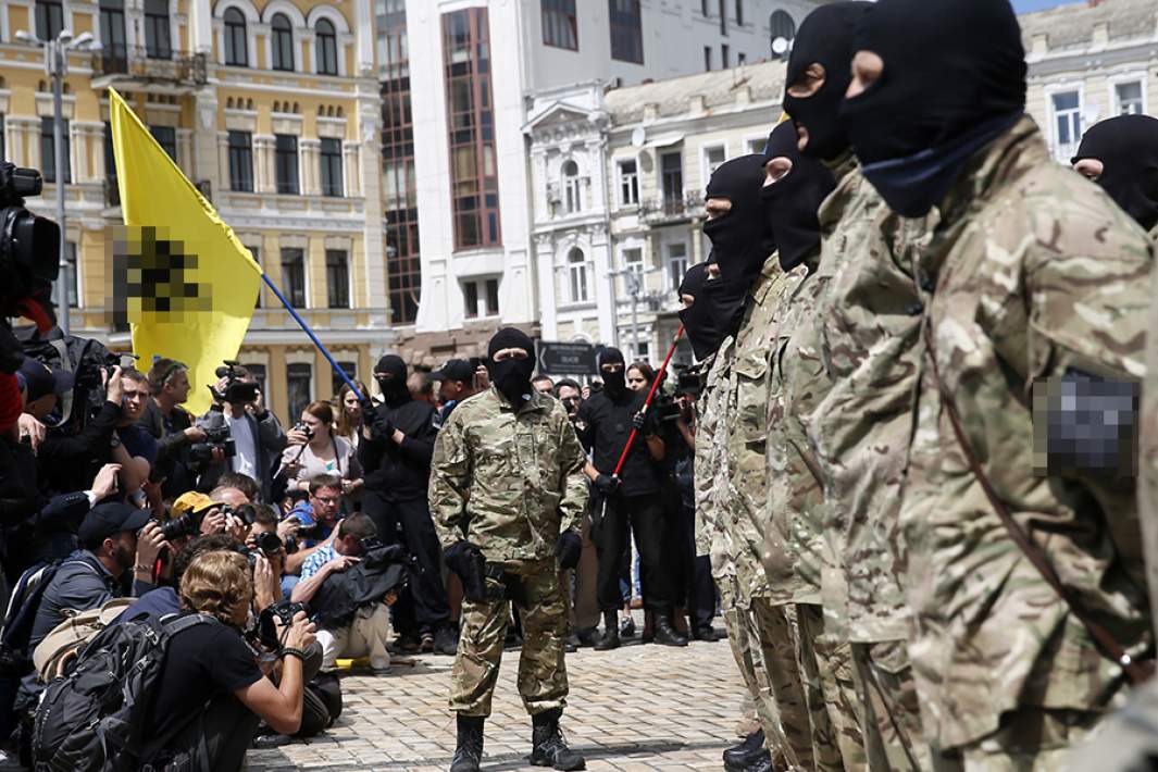 Добровольцы батальона «Азов» (запрещенная в РФ организация) во время присяги в Киеве перед отправкой на юго-восток Украины. 2014 год