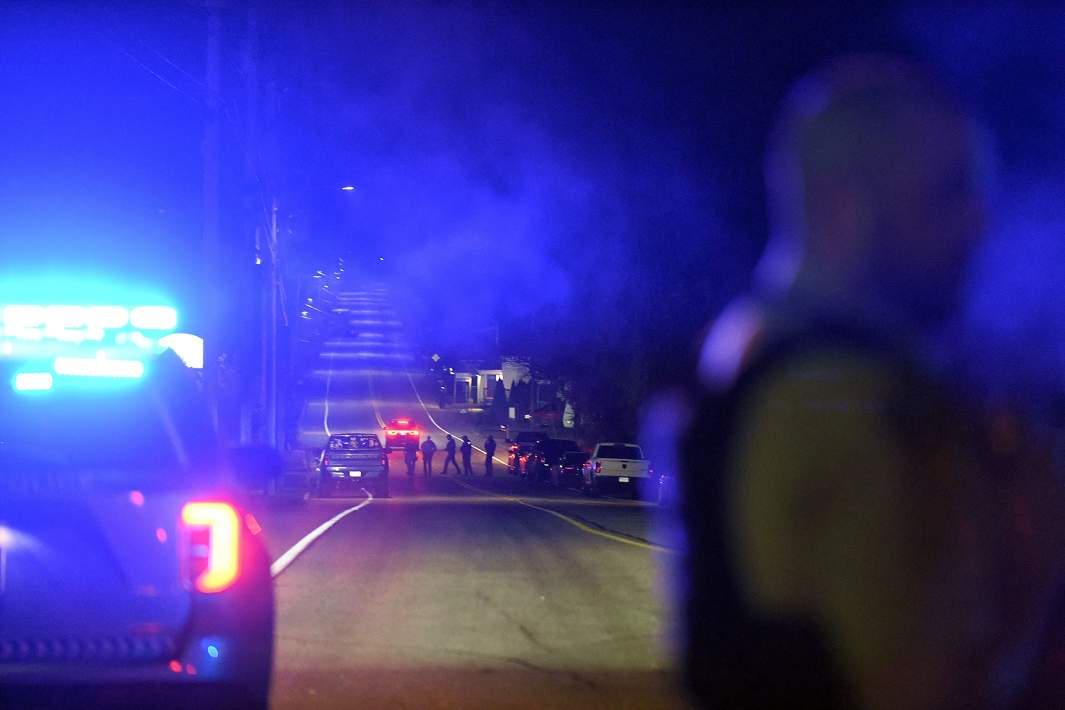 Полиция перекрывает Линкольн-стрит, ведущую к ресторану Schemengees Bar & Grille, где произошла массовая стрельба