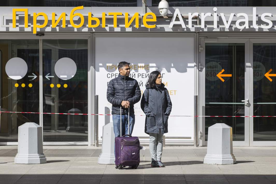 Туристы у аэропорта Пулково в Санкт-Петербурге