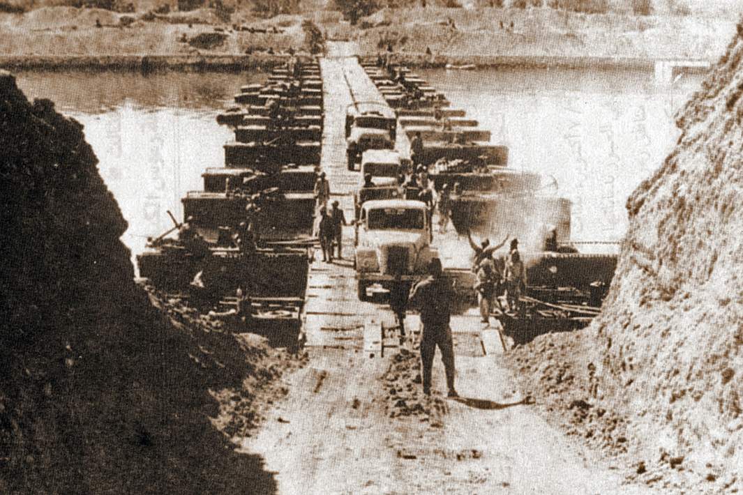 Египетские войска пересекают Суэцкий канал