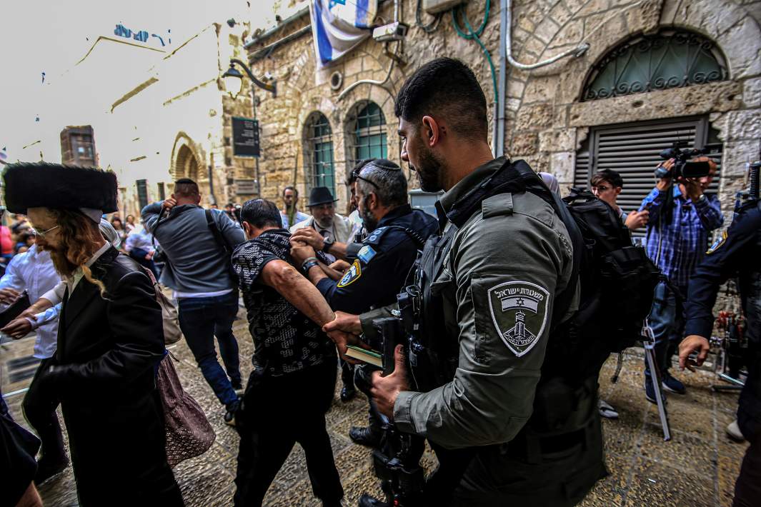 Израильская полиция задерживает палестинцев возле  мечети Аль-Акса 