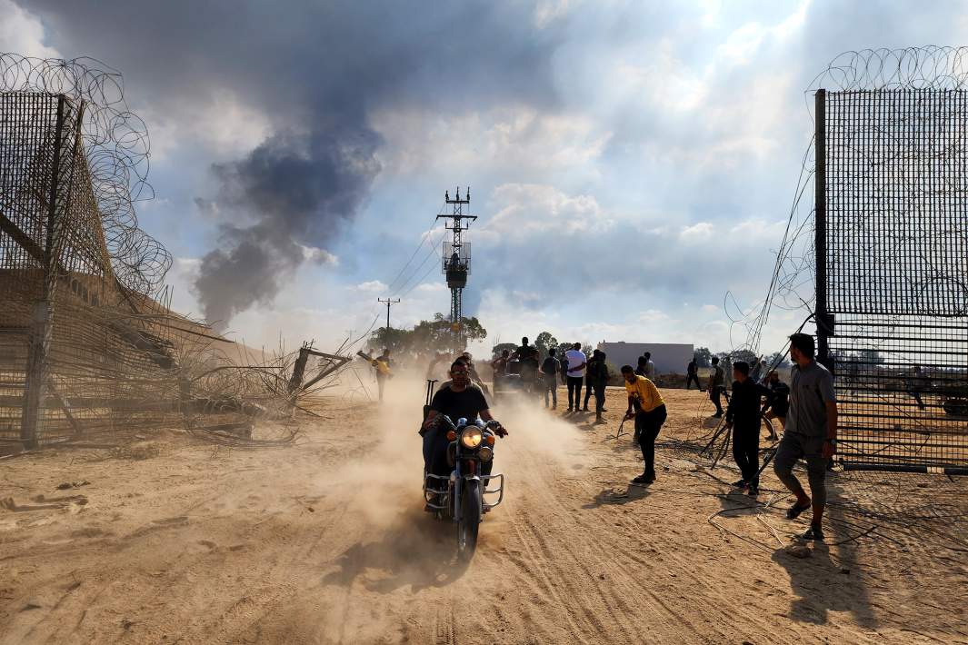 Палестинцы сносят забор на границе Израиля и сектора Газа и въезжают в Израиль