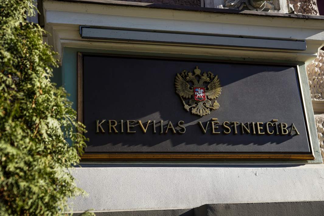 Табличка на здании посольства России в Риге