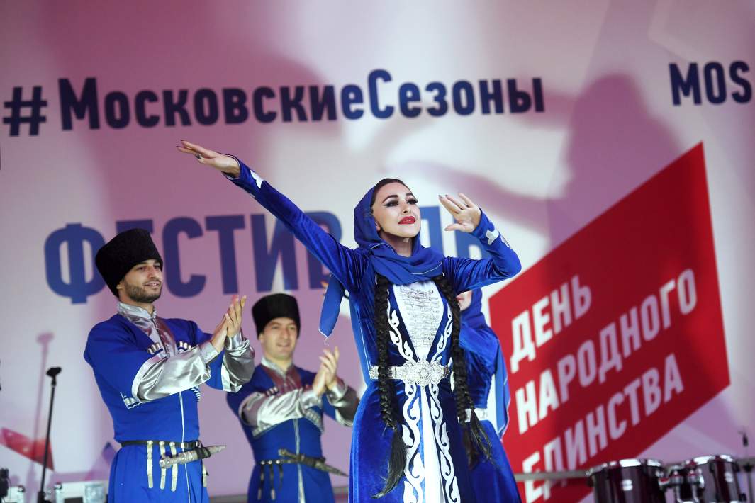 Участники ансамбля песни и танцев «Дагестан» выступают в рамках фестиваля «День народного единства» на ВДНХ в Москве