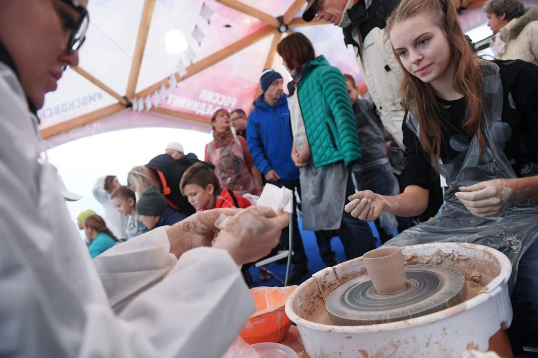 Посетители фестиваля «День народного единства» в гончарной мастерской на территории ВДНХ в Москве