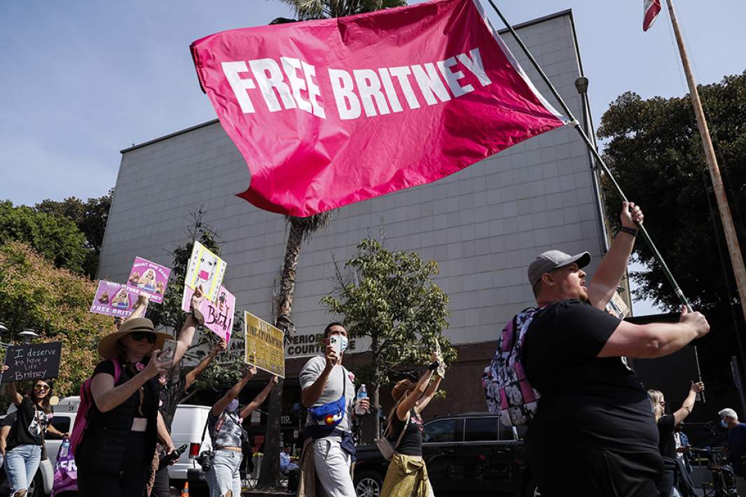 Акция поклонников в поддержку Бритни Спирс #FreeBritney во время слушания по делу об опеке над певицей у здания суда в Лос-Анджелесе, сентябрь 2021 года