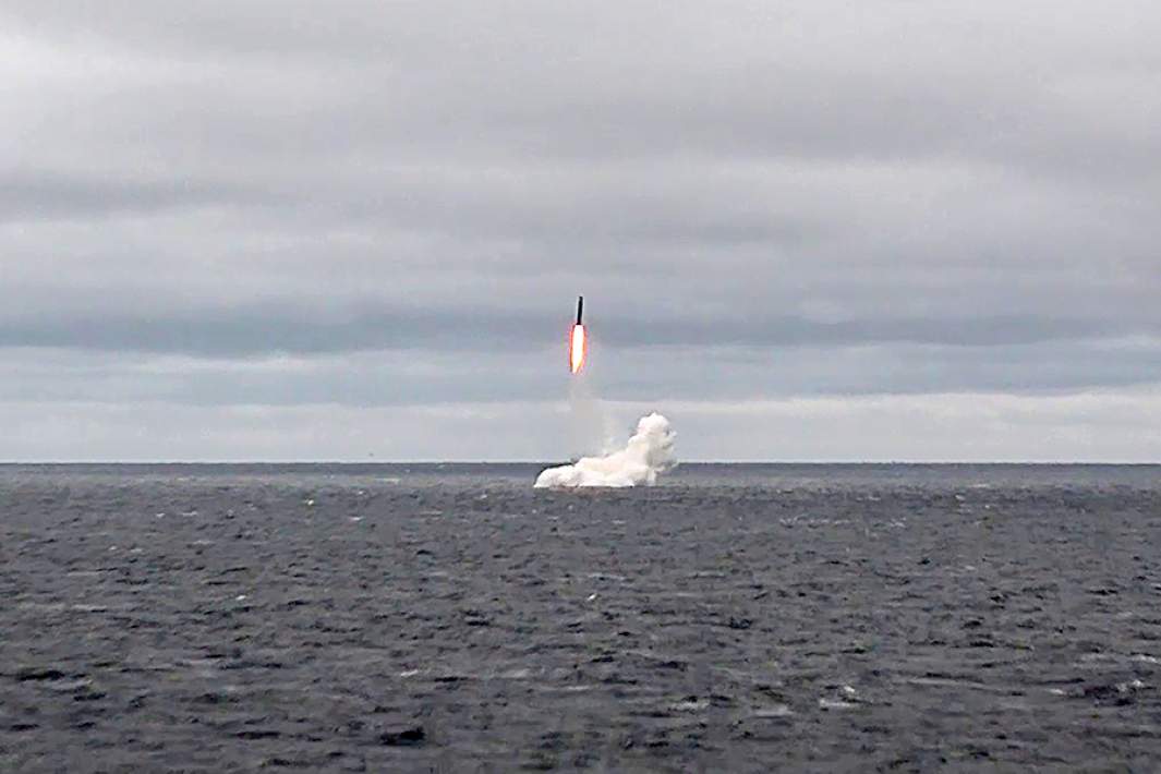 Пуск баллистической ракеты «Синева» с атомной подводной лодки «Тула»