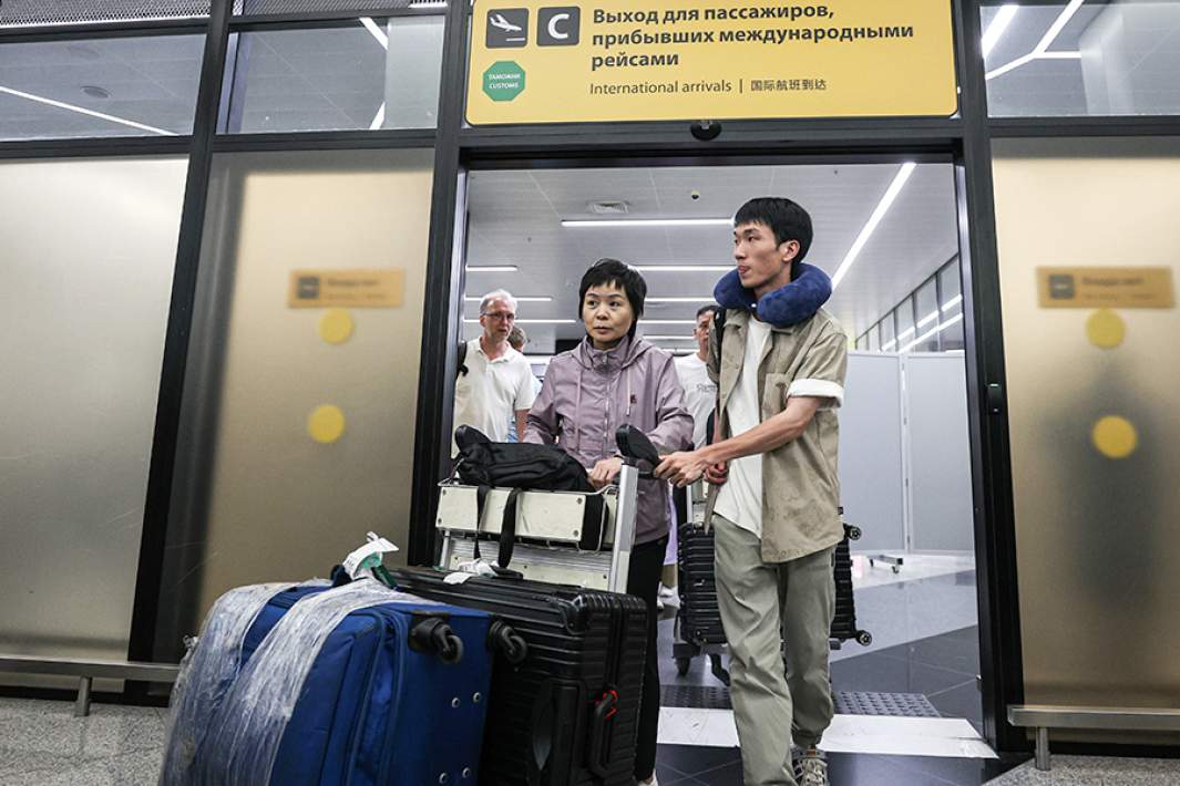 Первые туристы из Китая в аэропорту Шереметьево