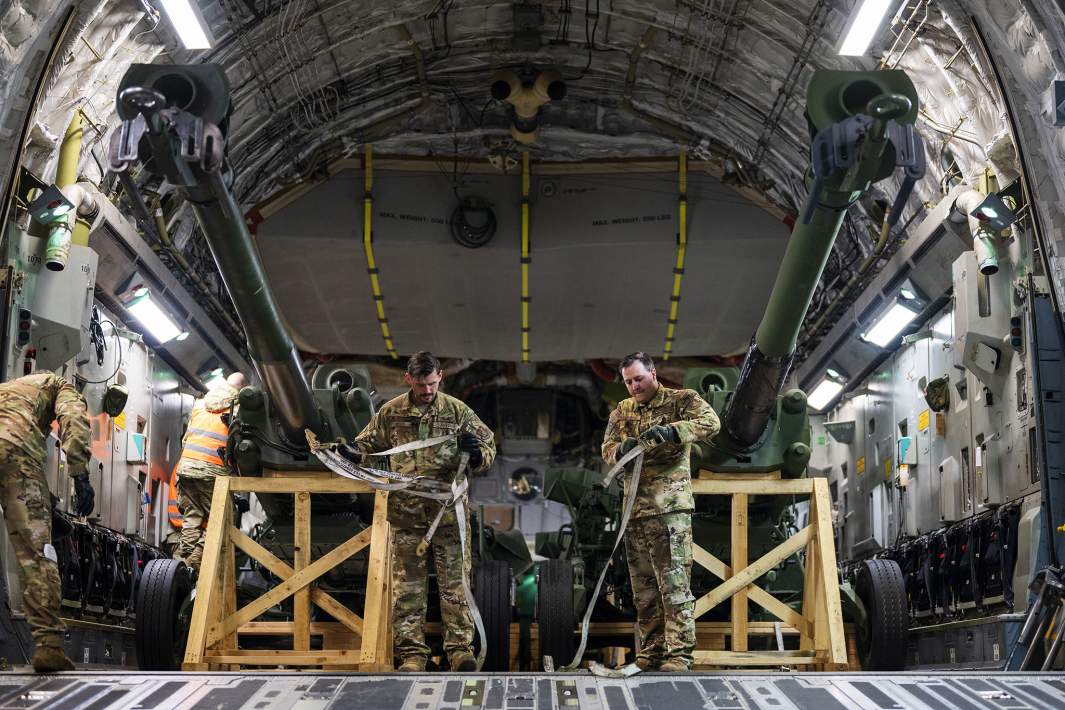 Артиллерийские системы M-777 во время погрузки в транспортный самолет для отправки на Украину