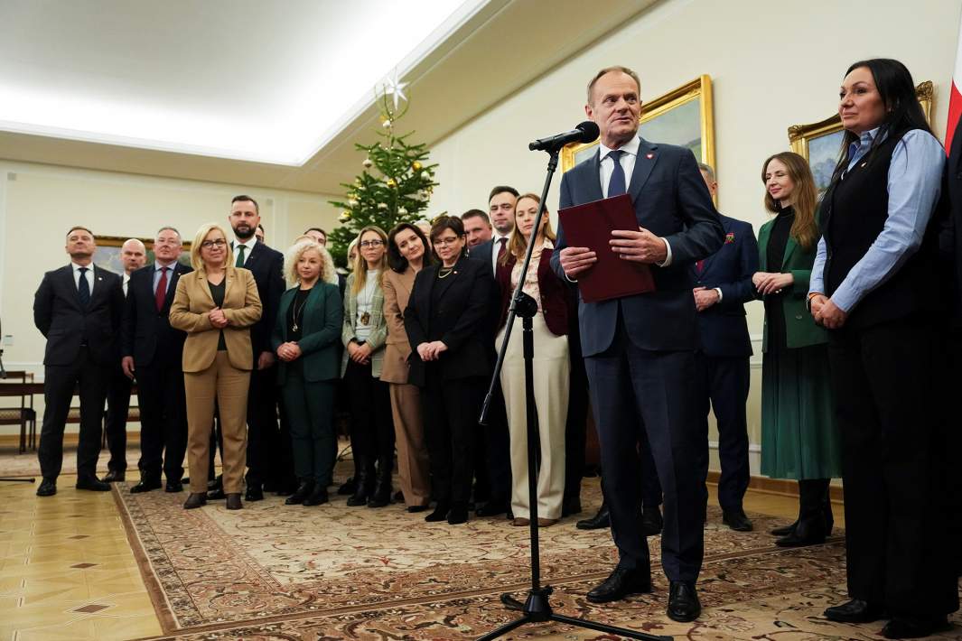 Дональд Туск выступает с речью после переизбрания кабинета министров