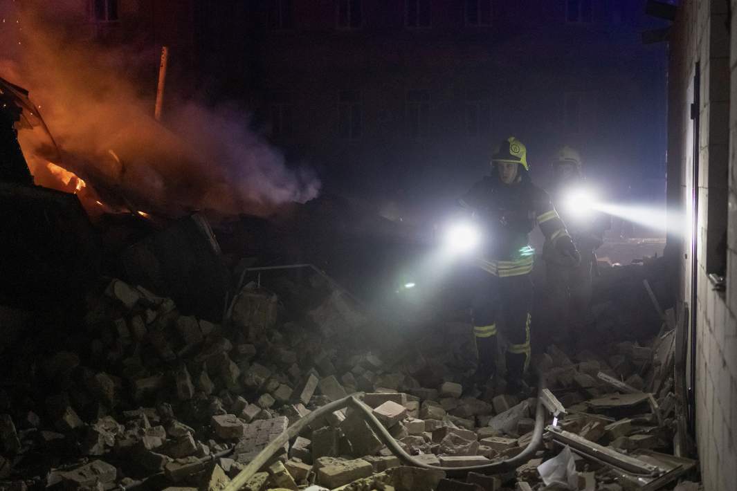 Пожарные на месте ракетного удара в Харькове