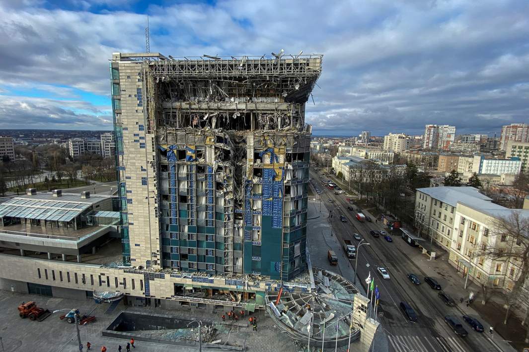 Последствия ракетного удара по гостиничному комплексу «Харьков Палас»
