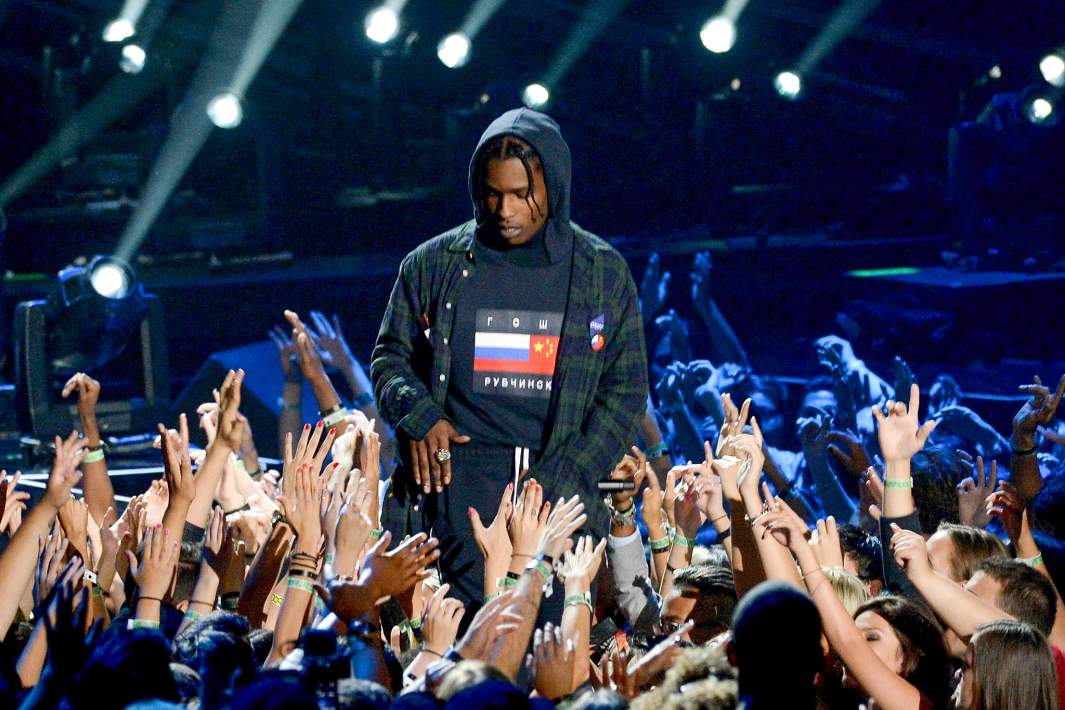 Певец A$AP Rocky выступает на сцене во время церемонии вручения наград MTV Video Music Awards 2015