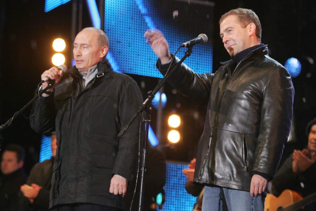 Президент РФ Владимир Путин и первый заместитель председателя правительства РФ Дмитрий Медведев во время концерта на Васильевском спуске, посвященного президентским выборам. 2 марта 2008 года
