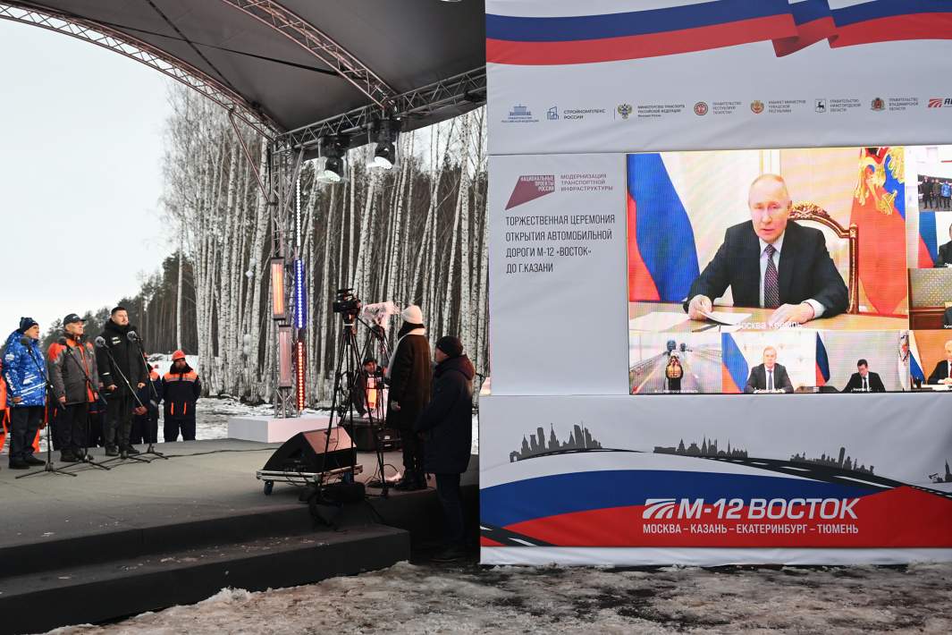Президент РФ Владимир Путин в режиме видеоконференции принимает участие в церемония открытия автомобильной дороги М-12 «Восток» до Казани