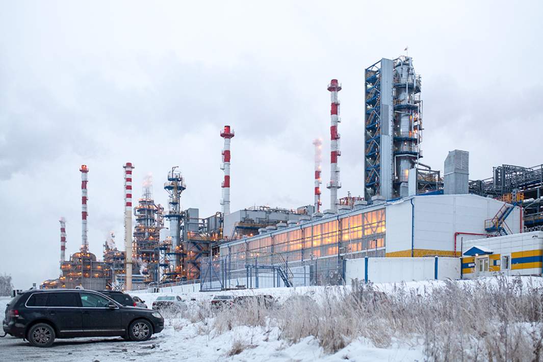 Вид на Антипинский нефтеперерабатывающий завод