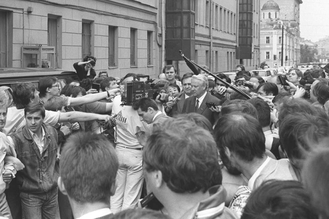 Борис Ельцин направляется на избирательный участок. 12 июня 1991 года