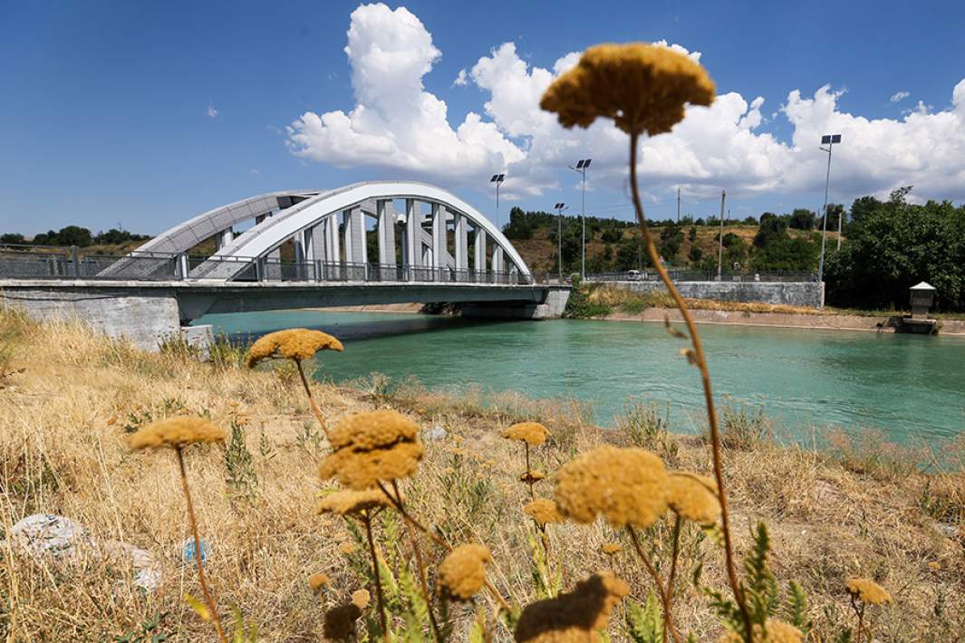 Горбатый мост через реку Чирчик, Ташкентская область, Узбекистан