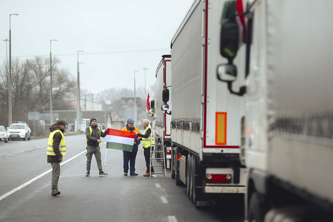Венгерские протестующие вывесили флаги на своих машинах на пограничном переходе Венгрия-Украина в рамках протеста венгерских перевозчиков. 13 декабря 2023 года