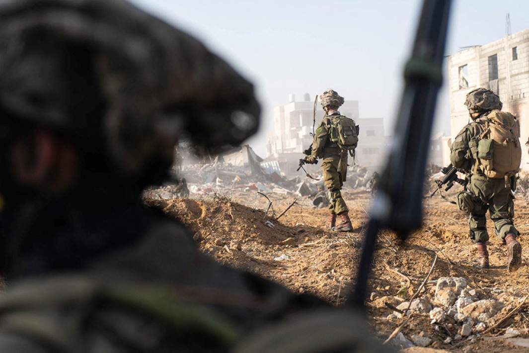 Израильские солдаты во время боя в центре Газы