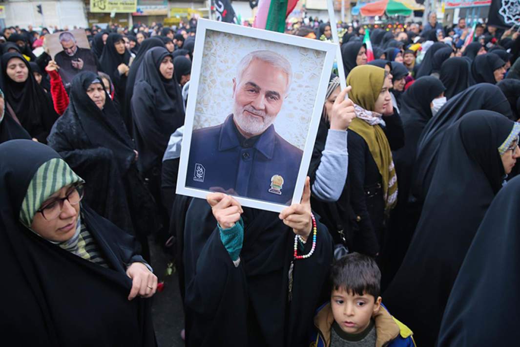Портрет Касема Сулеймани на похоронах жертв теракта 3 января в Тегеране