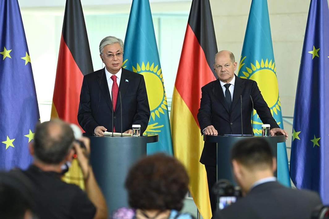 Президент Казахстана Касым-Жомарт Токаев на совместной пресс-конференции с канцлером Германии Олафом Шольцем. 2023 год