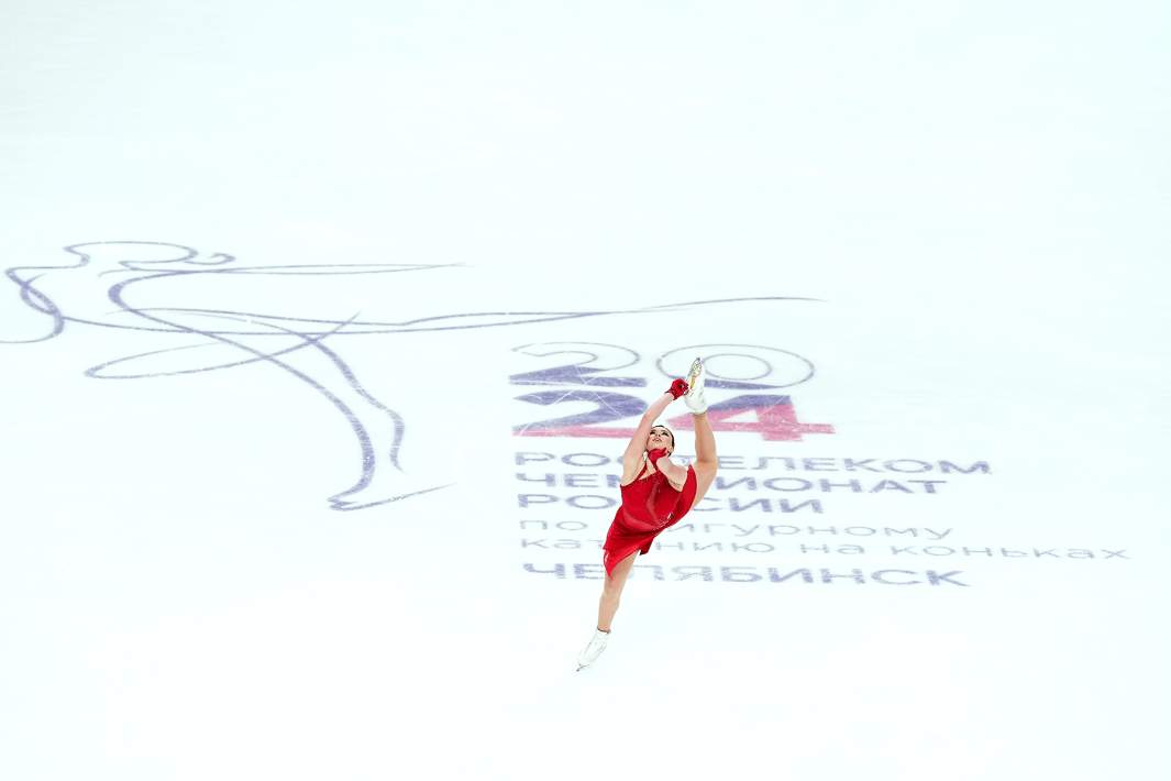 Камила Валиева выступает с короткой программой в соревнованиях среди женщин на чемпионате России по фигурному катанию в Челябинске, декабрь 2023 года