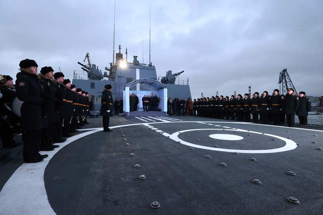 Президент РФ Владимир Путин на церемонии подъема военно-морского флага на фрегате "Адмирал Головко"