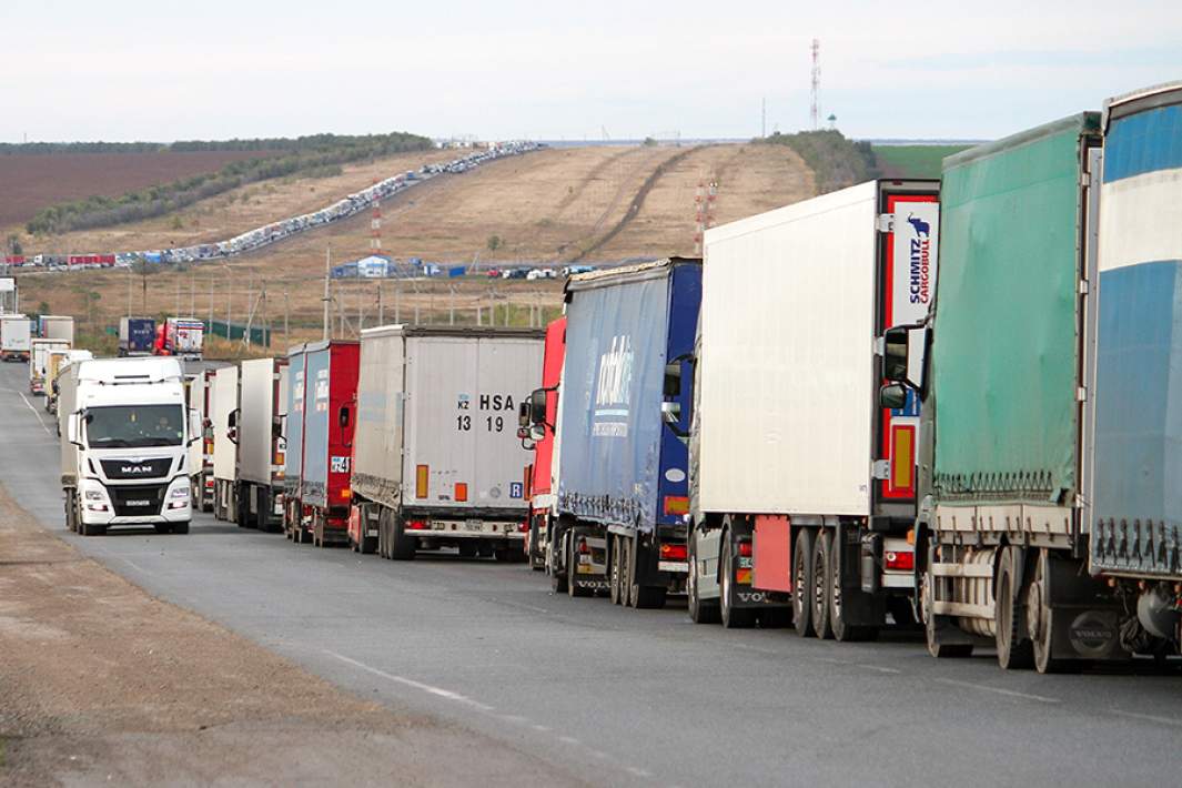 Фуры на территории международного автомобильного пункта пропуска «Сырым» на казахстанско-российской границе