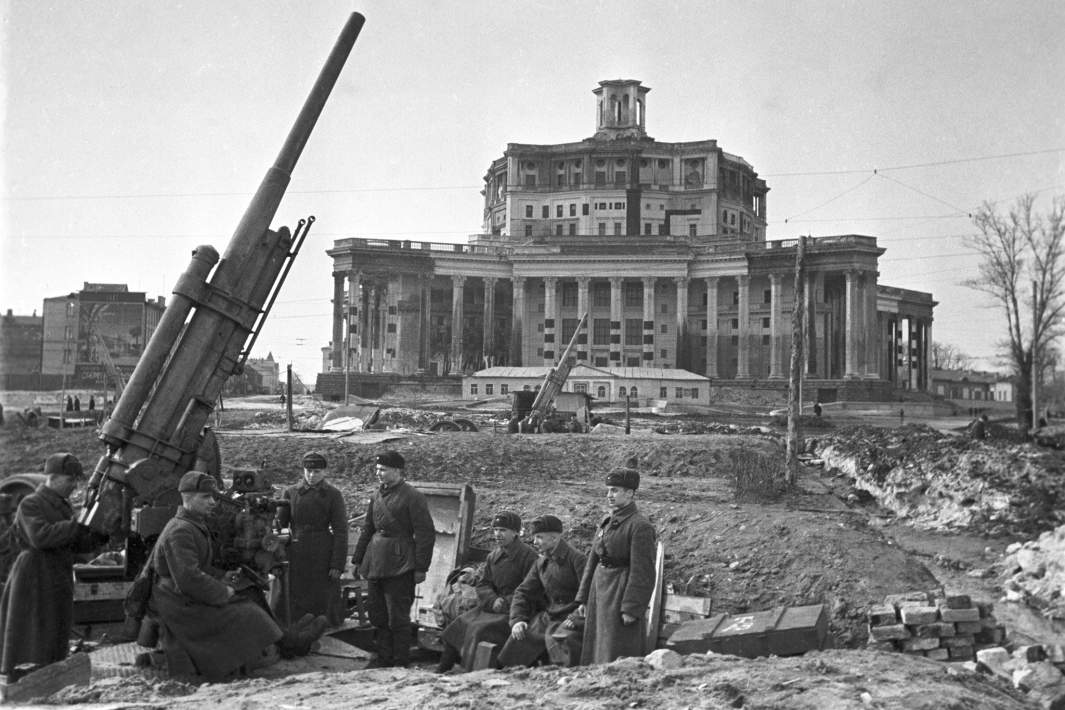 Зенитные установки у Театра Советской армии в Москве, ноябрь 1941 года