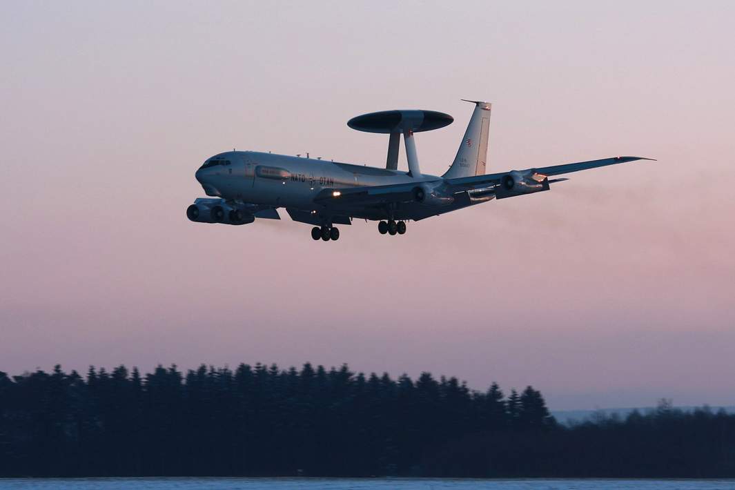 Американский самолет дальнего радиолокационного обнаружения Boeing E-3 Sentry заходит на посадку на авиабазу во Франкфурте