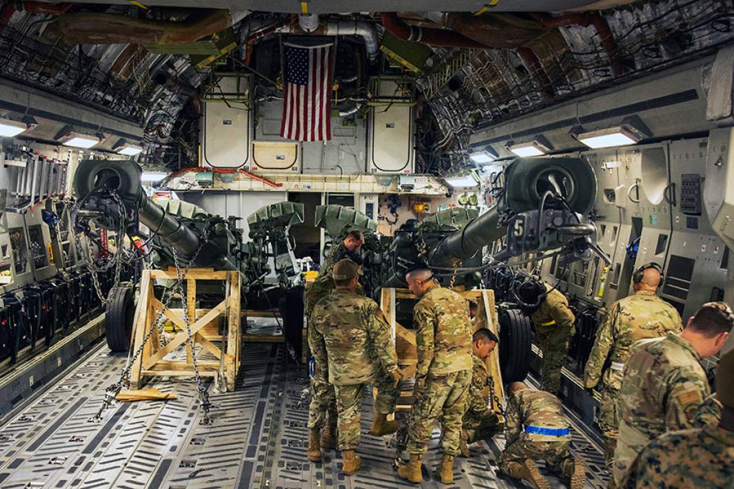 Американские солдаты загружают гаубицы M-777 в транспортный самолет для отправки на Украину