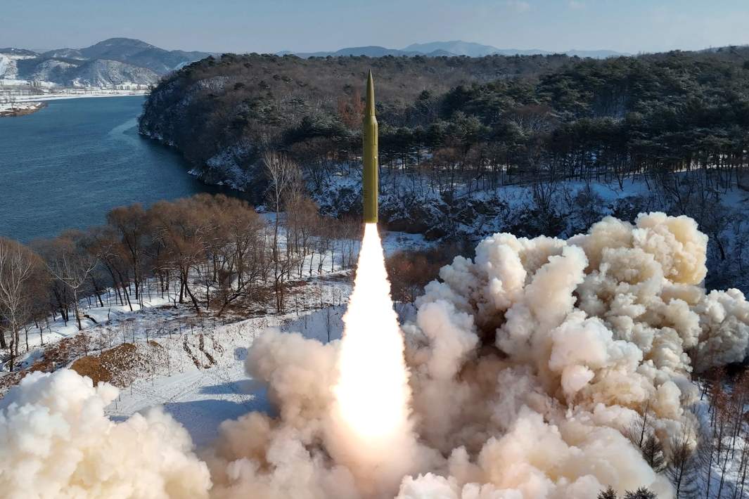 Баллистическая ракета, предположительно, твердотопливная и гиперзвуковая, во время испытаний в неустановленном месте в Северной Корее