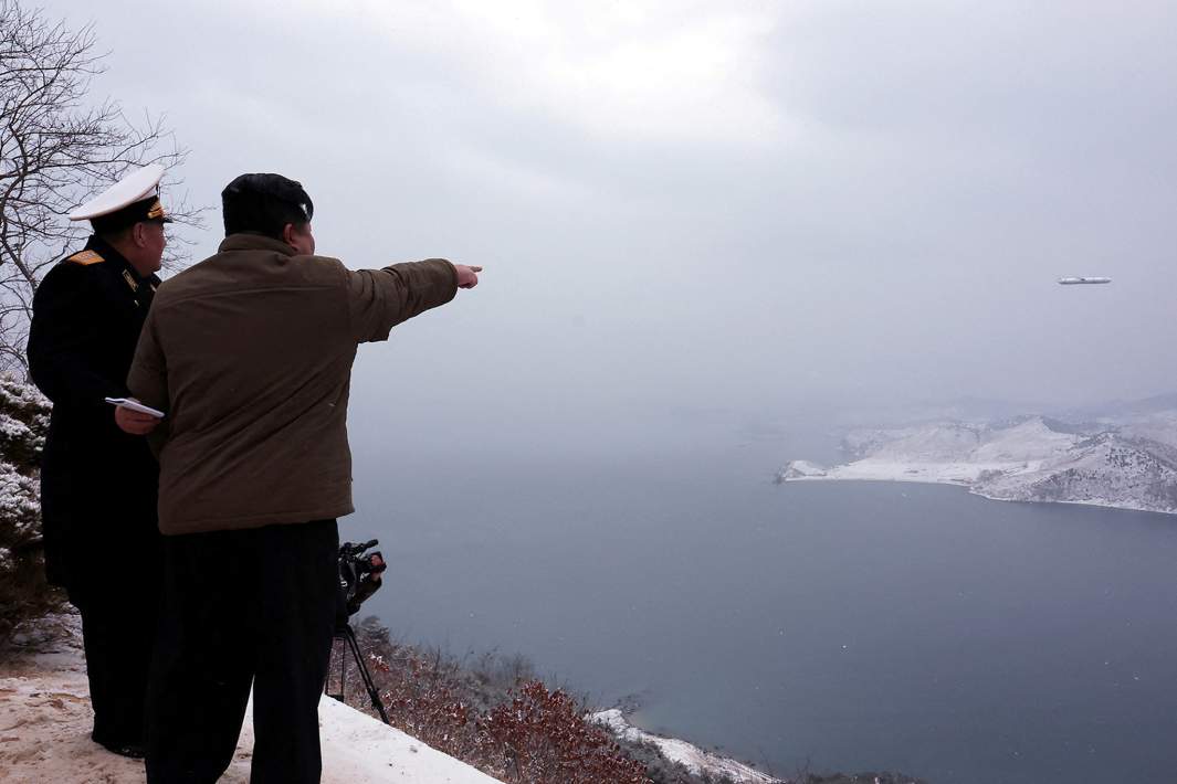 Лидер Северной Кореи Ким Чен Ын наблюдает за испытаниями крылатой ракеты, запущенной с подводной лодки, в неизвестном месте в Северной Корее
