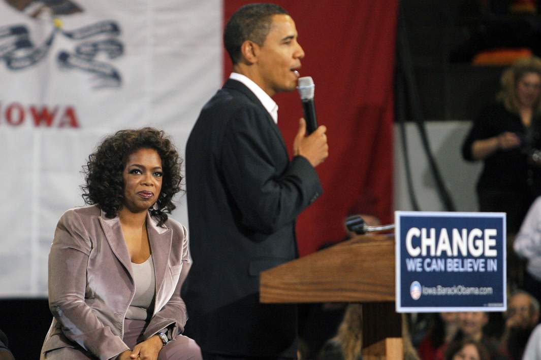 Опра Уинфри на предвыборном митинге кандидата в президенты от Демократической партии сенатора Барака Обамы
