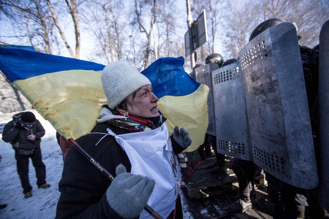 Сторонница оппозиции перед милицейским кордоном на улице Грушевского в Киеве. 30 января 2014 года
