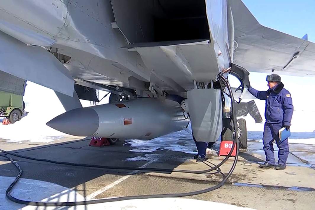 Гиперзвуковая ракета «Кинжал» под фюзеляжем истребителя МиГ-31 Воздушно-космических сил РФ