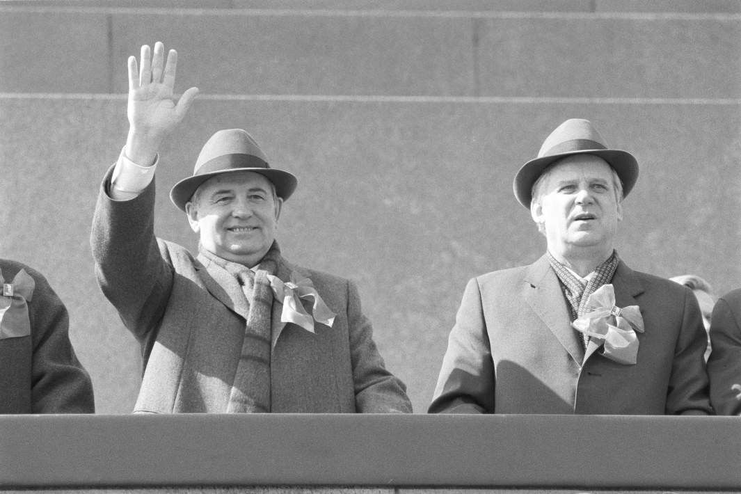 Генеральный секретарь ЦК КПСС Михаил Сергеевич Горбачев (слева) и Председатель Совета министров СССР Николай Иванович Рыжков (справа) на трибуне Мавзолея во время празднования Дня международной солидарности трудящихся в Москве, 1 мая 1988 года