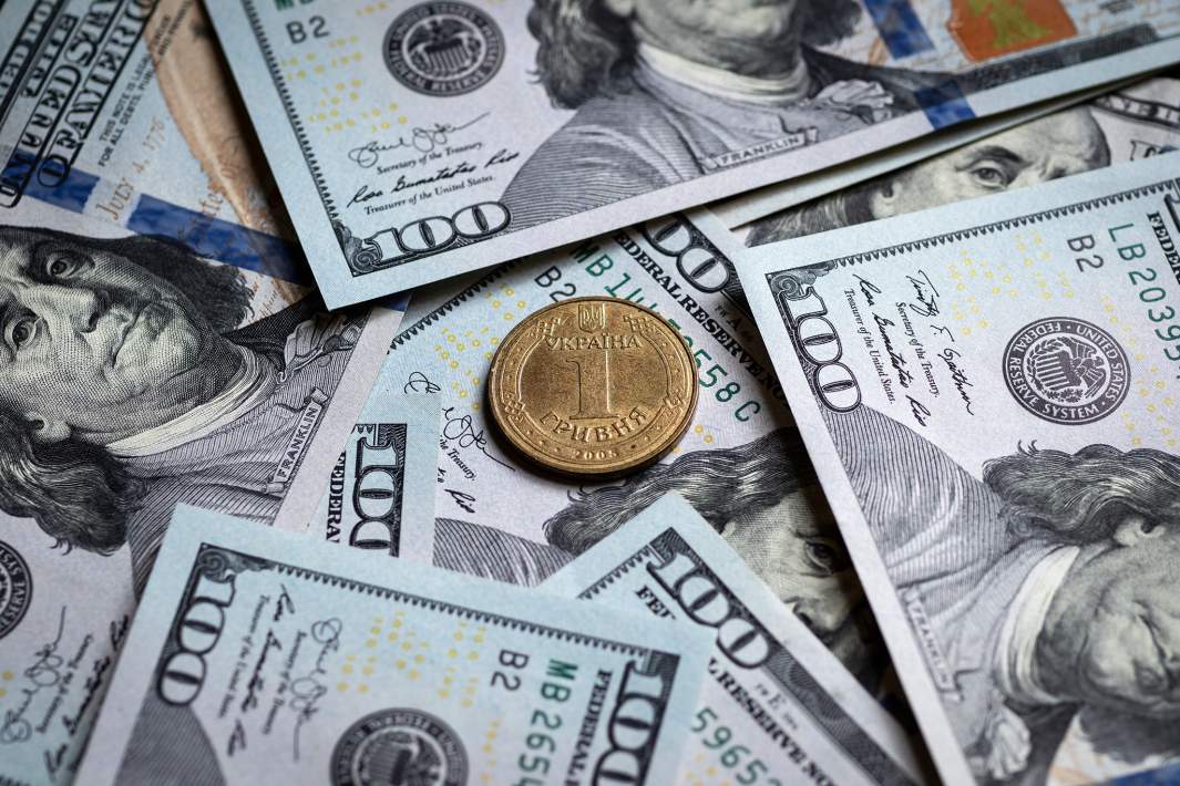 Украинская гривна и купюры американских долларов