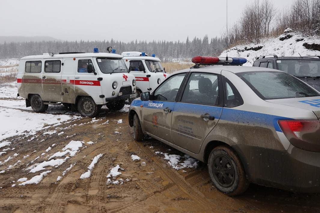 Автомобили скорой помощи и полиции в рабочем поселке старателей, затопленном в результате прорыва дамбы на реке Сейба в районе поселка Щетинкино в Курагинском районе. 2019 год